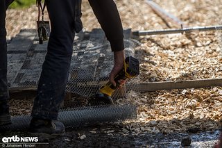 Für möglichst sportive Griffigkeit wurde kurzerhand Hasendraht angetackert und zurechtgeflext.