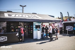 Am Stand von 100% beim Sea Otter Festival