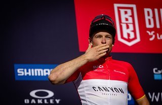 Die Freude über den Erfolg im Short Track und der Übernahme der Weltcupführung in der Short Track-Disziplin war groß, doch der Fokus lag weitehrin auf dem Cross-Country-Rennen. Die Freude über den Erfolg im Short Track und der Übernahme der Weltcupführung in der Short Track-Disziplin war groß, doch der Fokus lag weitehrin auf dem Cross-Country-Rennen.