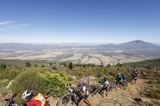 Während die Profis den ersten langen Anstieg über einen Singletrail auf dem Rad meisterten, mussten viele der rund 700 Amateurteams vom Rad.