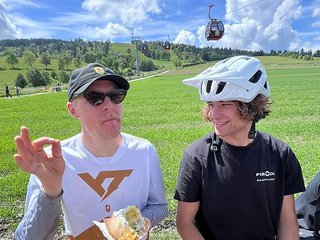 Vielleicht erklärt Texi hier Leopold Barich gerade, was eine perfekte Ofenkartoffel mit Kräuterquark ausmacht Vielleicht erklärt Texi hier Leopold Barich gerade, was eine perfekte Ofenkartoffel mit Kräuterquark ausmacht
