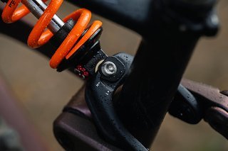 Über den Flipchip am Yoke scheint nur die LT-Variante zu verfügen. Über den Flipchip am Yoke scheint nur die LT-Variante zu verfügen.