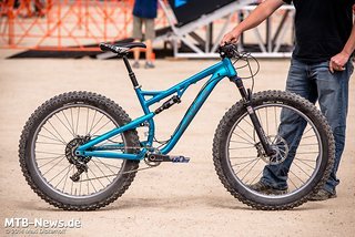 Fat Bike mit Vollfederung? Das Salsa Bucksaw wirkt auf den ersten Blick nicht besonders schlüssig, doch die großvolumigen Reifen scheinen sich Schritt für Schritt zu verbreiten. Eventuell bald auch mit Elektroantrieb?