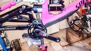 Der Aufkleber der SRAM X0 Kurbel ist passend zur Rahmenfarbe ausgewählt worden