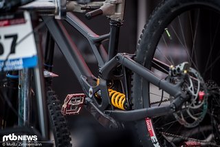 Das vom alten Specialized Demo oder dem neuen Stumpjumper bekannte asymmetrische Rahmendesign sucht man hier vergebens