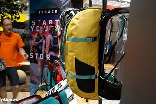 Der neue Ortlieb Atrack Rucksack ist in den Farben schwarz, rot und gelb erhältlich. Der neue Ortlieb Atrack Rucksack ist in den Farben schwarz, rot und gelb erhältlich.