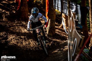 Raphaela Richter hat das Enduro gegen ein Downhill-Bike eingetauscht und ist auf Platz 12 gerauscht.