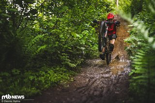 Auch nach steilen Abwärtspassagen kriegt mal das Vorderrad schnell wieder für eine kurze Surf-Einlage in die Luft.