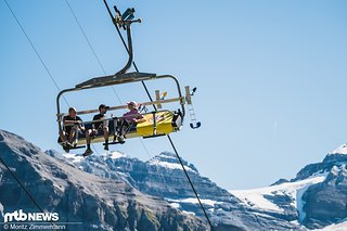 Im Sessellift hat man 2 Optionen: Von oben die Strecke begutachten und sich im Anschluss über die Bremsspuren in der Unterhose wundern, oder die traumhafte Aussicht auf die umliegenden Berge genießen