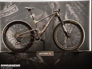 Zu seinem 34. World Cup-Sieg hat Nino Schurter dieses ganz besondere Nino Spark bekommen