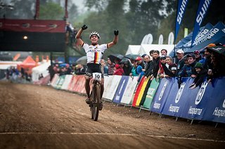 Julian Schelb feiert ausgelassen seine Silbermedaille im WM-Rennen von Pietermaritzburg!