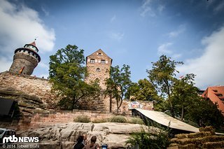 Drop von der Mauer in eine ewig lang erscheinende Landung