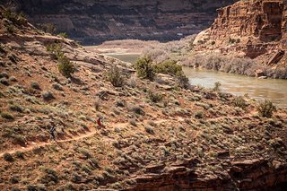 Von ganz oben geht es über 1200 Tiefenmeter hinab zum Colorado River Von ganz oben geht es über 1200 Tiefenmeter hinab zum Colorado River