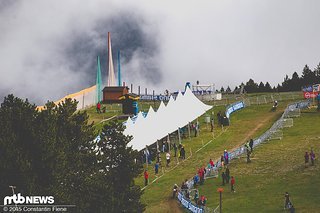 Bei einer Runde will in der Feedzone keiner was zu Trinken. Nur die Mechaniker stehen für den Fall der Fälle bereit.