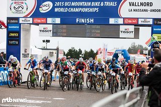 Start zum Team Relay: Ben Zwiehoff erwischt keinen optimalen Start. Die Schweizer, Italiener und Franzosen ziehen erst einmal weg.