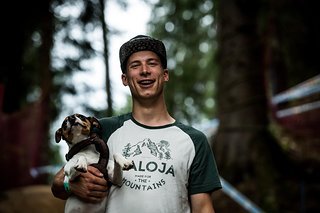 Zusammen mit seinem Hund Oreo wohnt Jasper nun im tiefsten Bayern Zusammen mit seinem Hund Oreo wohnt Jasper nun im tiefsten Bayern