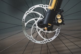 Die neue Magura MT5 Fabio Wibmer-Bremse kommt in einem schicken schwarz-goldenen Design und ist auf 2.000 Stück limitiert