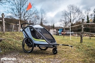 Aus dem Stand setzt sich der Hamax Breeze Two auf den ersten Platz der Gesamtwertung aller 16 bislang von uns getesteten Fahrradanhänger