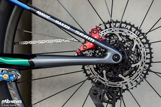Passend zum Rahmendesign gab's von Sponsor SRAM auch eine Sonderlackierung der kürzlich vorgestellten Motive-Bremse.