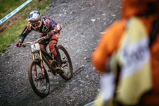 Aaron Gwin kämpft sich nach zwei Stürzen ins Ziel Aaron Gwin kämpft sich nach zwei Stürzen ins Ziel
