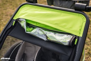 Sowohl das Regen- als auch das Sonnenverdeck finden oben im Anhänger einen sauberen und sicheren Platz Sowohl das Regen- als auch das Sonnenverdeck finden oben im Anhänger einen sauberen und sicheren Platz