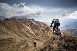 Dropping in auf 4.600 über dem Sacred Valley. Dropping in auf 4.600 über dem Sacred Valley.