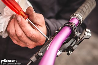 Mit einem T10 Torx wird die Entlüftungsschraube am Hebel entfernt, im Anschluss die drei Viertel volle Spritze eingeschraubt