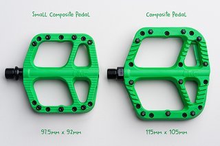 Unverkennbar ähnlich, aber deutlich kleiner als das „große“ OneUp Comp Pedal.