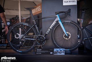 Das VAN Rysel RCR Pro Replika ist das Arbeitsgerät des AG2R La Mondiale World Tour Teams