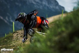Amaury hat beim Abheben die Kontrolle über sein Bike verloren, das Ganze aber irgendwie noch gerettet.