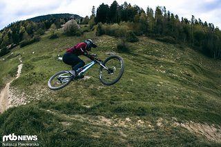 Auch in die Luft geht der Downhill-Bolide erstaunlich behände Auch in die Luft geht der Downhill-Bolide erstaunlich behände