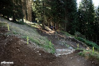 In den steilen Bike Park-Kurven sind wieder einige Inside Lines geöffnet, doch so flach, wie hier der Kurvenausgang ist, dürfte es sich wohl eher lohnen, den Anlieger so weit außen wie möglich zu fahren.