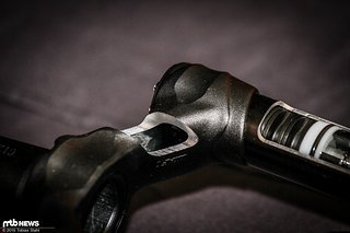 Die Krone ist innen hohl gefertigt und reduziert so das Gewicht der Gabel Die Krone ist innen hohl gefertigt und reduziert so das Gewicht der Gabel