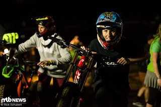 Casey Brown gab sich gemeinsam mit den Männern einen Whip nach dem Anderen