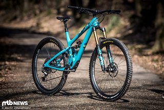 Mit 160 mm Federweg vorne, 140 mm am Heck und großen 29"-Laufrädern soll das Yeti SB5.5 auf allen Trails, die aus eigener Kraft erstrampelt und anschließend mit Maximalgeschwindigkeit unter die Stollen genommen werden, eine gute Figur machen Mit 160 mm Federweg vorne, 140 mm am Heck und großen 29"-Laufrädern soll das Yeti SB5.5 auf allen Trails, die aus eigener Kraft erstrampelt und anschließend mit Maximalgeschwindigkeit unter die Stollen genommen werden, eine gute Figur machen