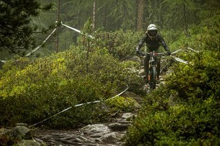 Als wir endlich starteten, hörte der Regen auf und die Strecke wurde langsam aber sicher immer rutschiger. Als wir endlich starteten, hörte der Regen auf und die Strecke wurde langsam aber sicher immer rutschiger.