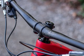 Der schicke, flexende Carbon-Lenker von OneUp … Der schicke, flexende Carbon-Lenker von OneUp …