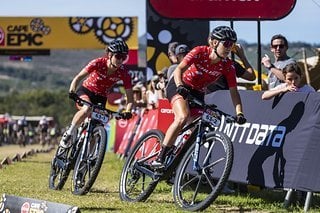 Das primäre Ziel, möglichst einen großen Rückstand zu verhindern, äußerten die Mitfavoritinnen Nicole Koller (vorne) und Anne Terpstra (hinten) vor dem Start des Prologs