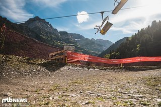 Ob das die Zielkurve mit der schönsten Aussicht im Downhill-Zirkus ist? Gut möglich!