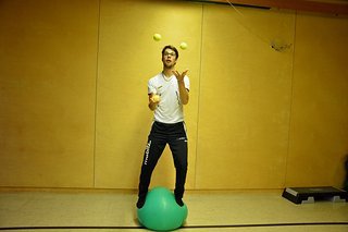 Jonglieren auf dem Pezziball Jonglieren auf dem Pezziball
