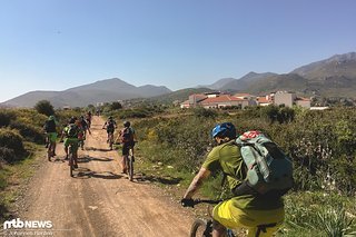 Durch Felder, Wiesen und kleine Dörfer zieht sich die Tour über die Halbinsel
