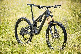 Das neue Yeti SB140 kommt mit 27,5"-Laufrädern und verfügt über 140 mm Federweg am Heck. An der Front arbeitet eine Federgabel mit 160 mm Hub