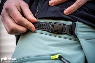 Die Bundweite wird mittels Ratschen-Verschluss angepasst
