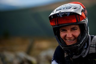 Anita ist glücklich, wieder Spaß auf dem Bike zu haben nach ihrem Horror Unfall
