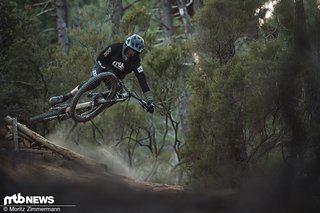 Auch in der Luft fühlt sich das Canyon Strive CFR ausbalanciert an. Auch in der Luft fühlt sich das Canyon Strive CFR ausbalanciert an.