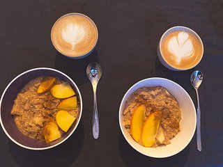 Porridge und einen leckeren Kaffee dazu – yum!
