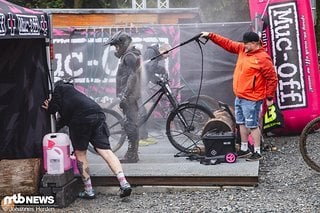 Endlich die wohlige Dusche nach dem Rennen! Die Muc Off-Waschstation war sehr gut besucht.