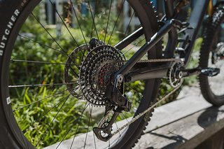 Geschaltet wird mit einer SRAM AXS Transmission-Schaltung.