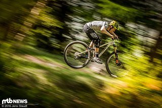 Trails, die vor einigen Jahren noch als reinrassige Downhill-Kurse durchgegangen wären, werden heutzutage immer häufiger von Trailbikes mit entsprechender Schutzbekleidung unter die Stollen genommen