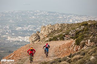 Highspeed-Schotterwege Richtung Trail. Aber eine Weile geht es noch auf dem Kamm entlang